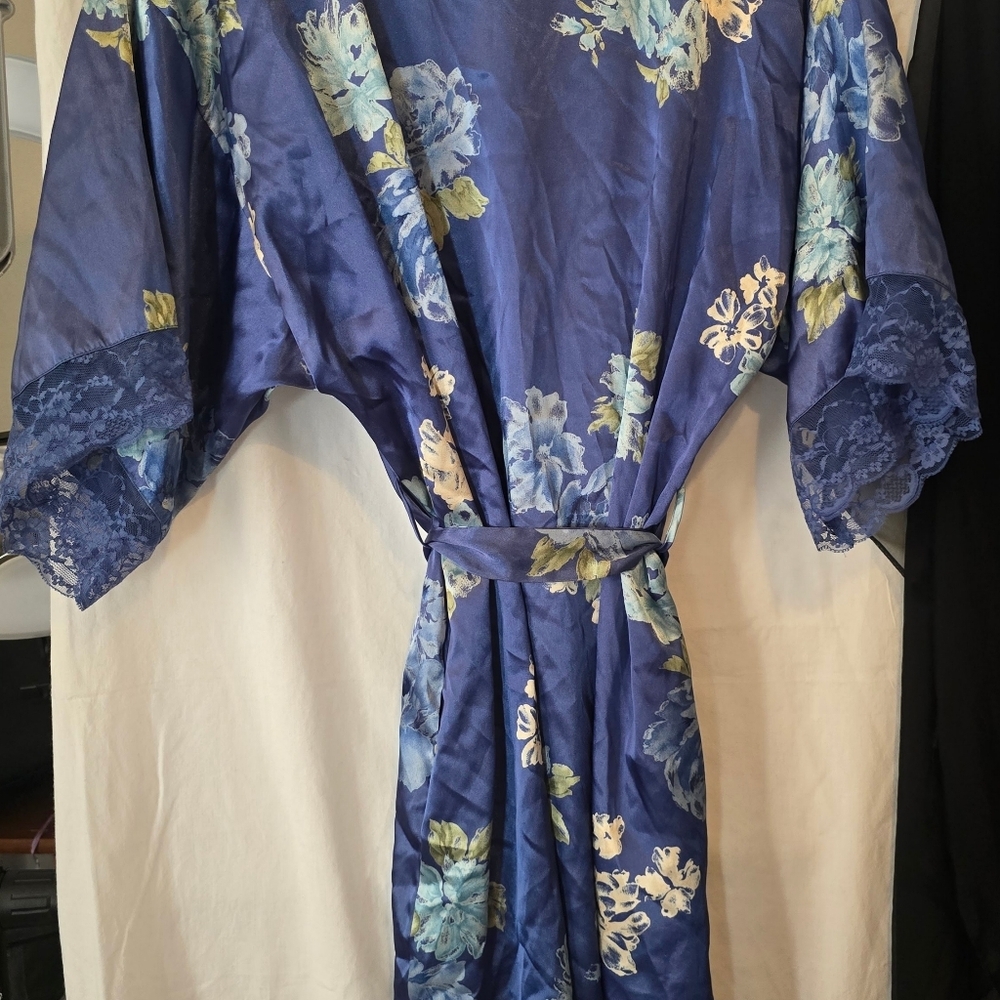 Secret Treasures Blue Floral Robe - Picture 2 of 4